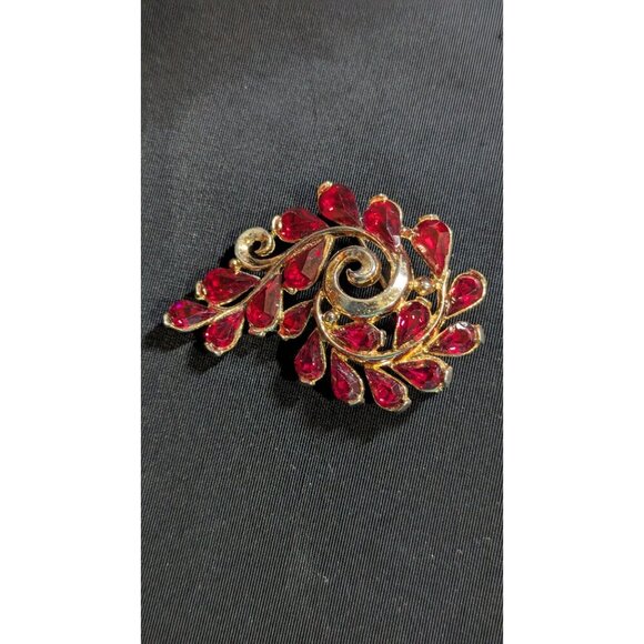 Vintage Crown Trifari  Brooch With Red Rhinestones Floral Swirl Design 2 Inches - Picture 7 of 7